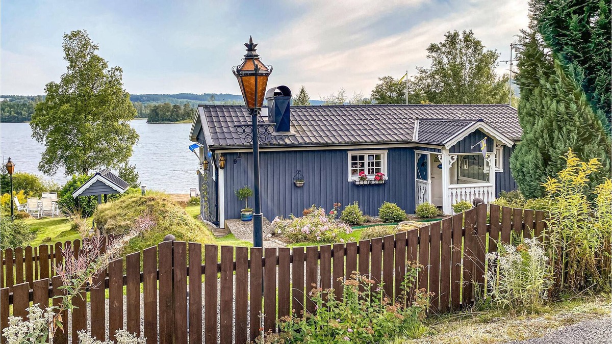 Sexdrega House | Enjoy your vacation on the lake in an excellent location with sauna.