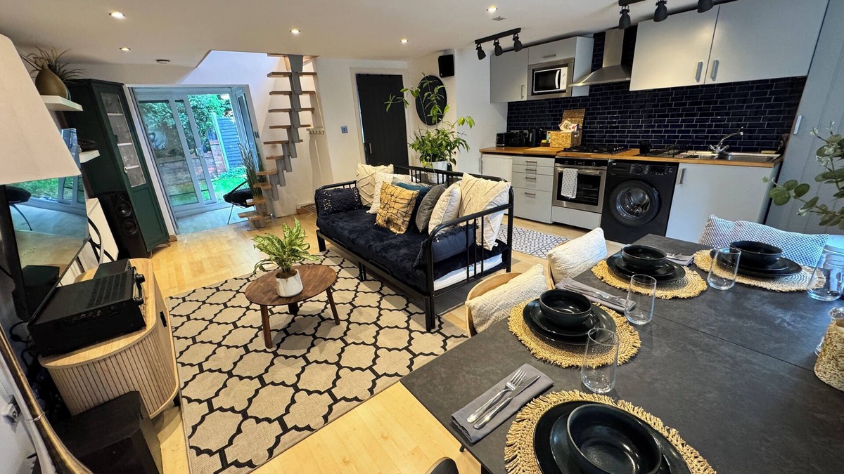 Holbrooks Cottage | Enjoyable 1-bedroom Cozy Cottage in Coventry