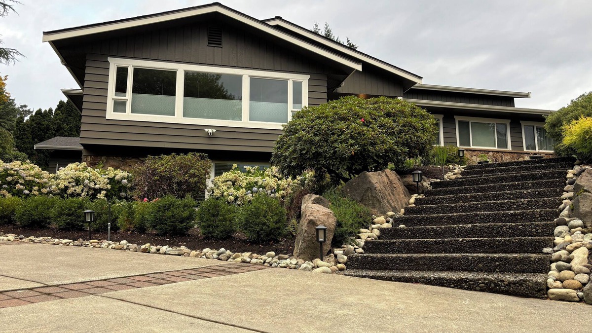 Clyde Hill House | Enjoyable 2-Bed/1-Bath unit with AC in Clyde Hill