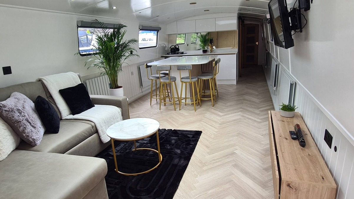 Liverpool Boat Rental | Enjoyable boat Selena Aqua Retreat with WiFi in charming Liverpool Albert Docks