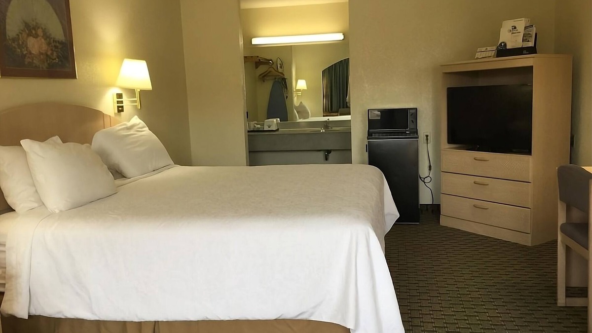 Cabot House | Enjoyable Stay! Seasonal Pool, FREE Breakfast, FREE Parking, Pet-friendly!