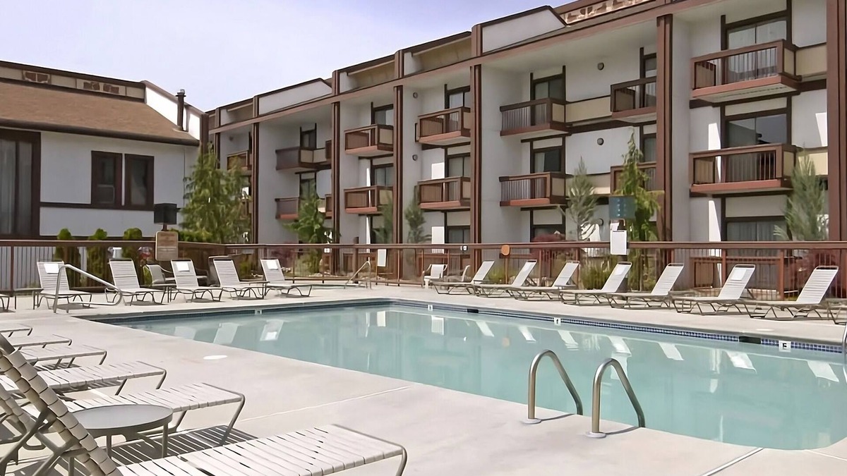 Wenatchee Hotel | Enjoyable Stay! With Outdoor Pool and Free Parking, Pets are Welcome!