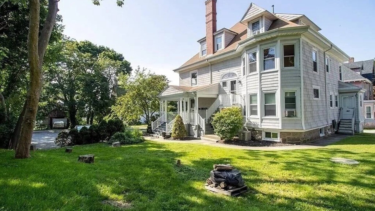 Fall River Apartment | Enjoyable Sunny 2-bedroom apartment with WiFi in Fall River Historical District