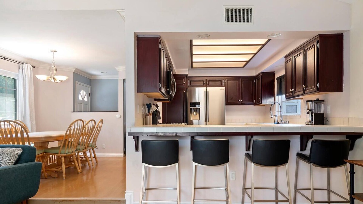 Reseda House | Enjoyable townhome with AC in vibrant Los Angeles