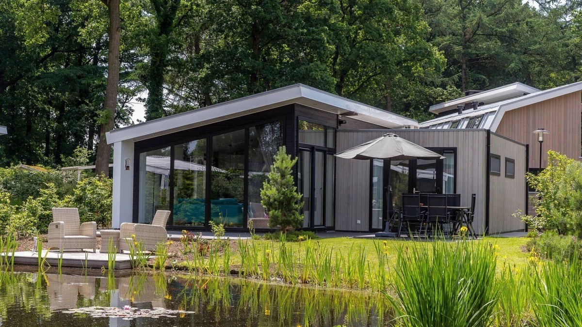 Municipality of Ede House | Enjoying a wonderful time at the pond