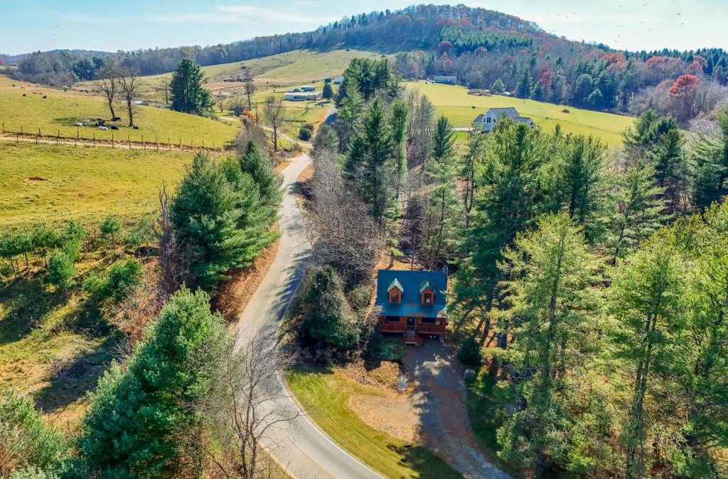 Ennice House | Ennice Cabin with Waterfall Near Blue Ridge Pkwy!