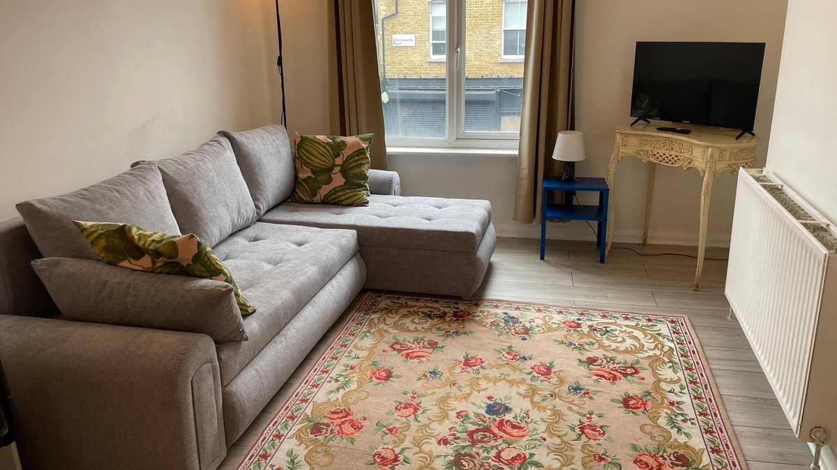 Homerton Apartment | Enormous Family Flat (7 guests)