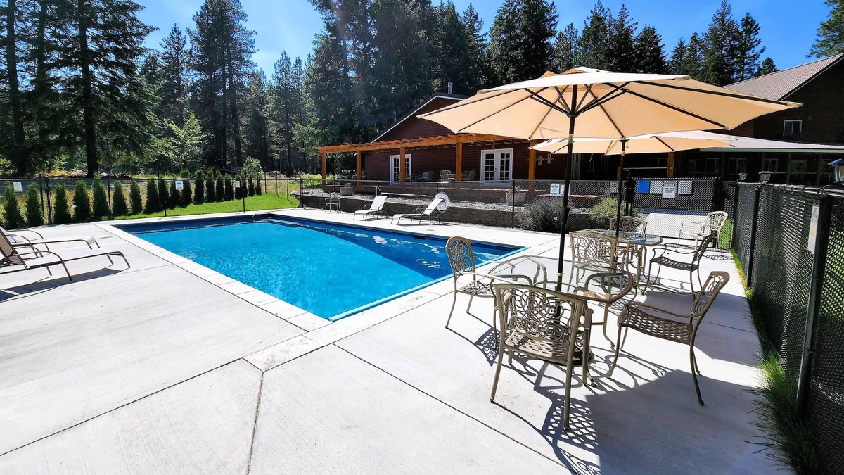 Leavenworth Cabin | Enormous Mountain Lodge - POOL / HOT TUB / Pool Table / Chef Kitchen
