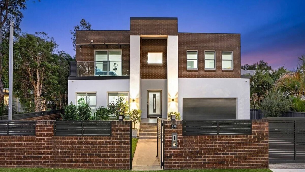 Berkeley Vale House | Enough room for all of the family and a few more!