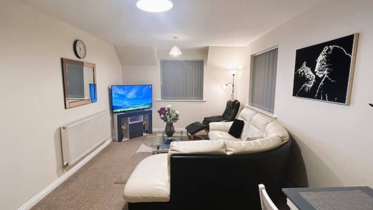 Warrington Apartment | Ensuite Bedroom in a 2-Bed spacious Apartment