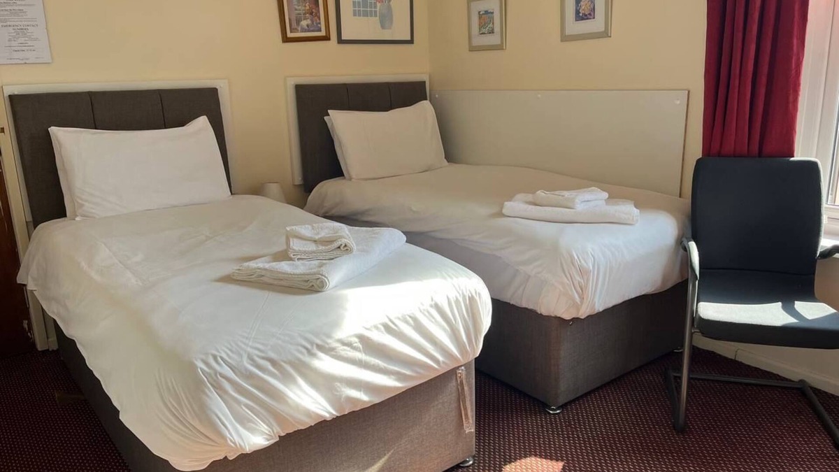Gloucester House | Ensuite twin room with private bathroom