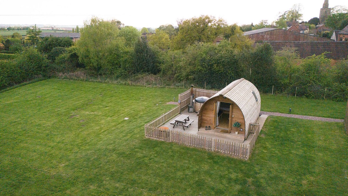 Tamworth Cabin | Ensuite Wooden Cabin With Hot Tub