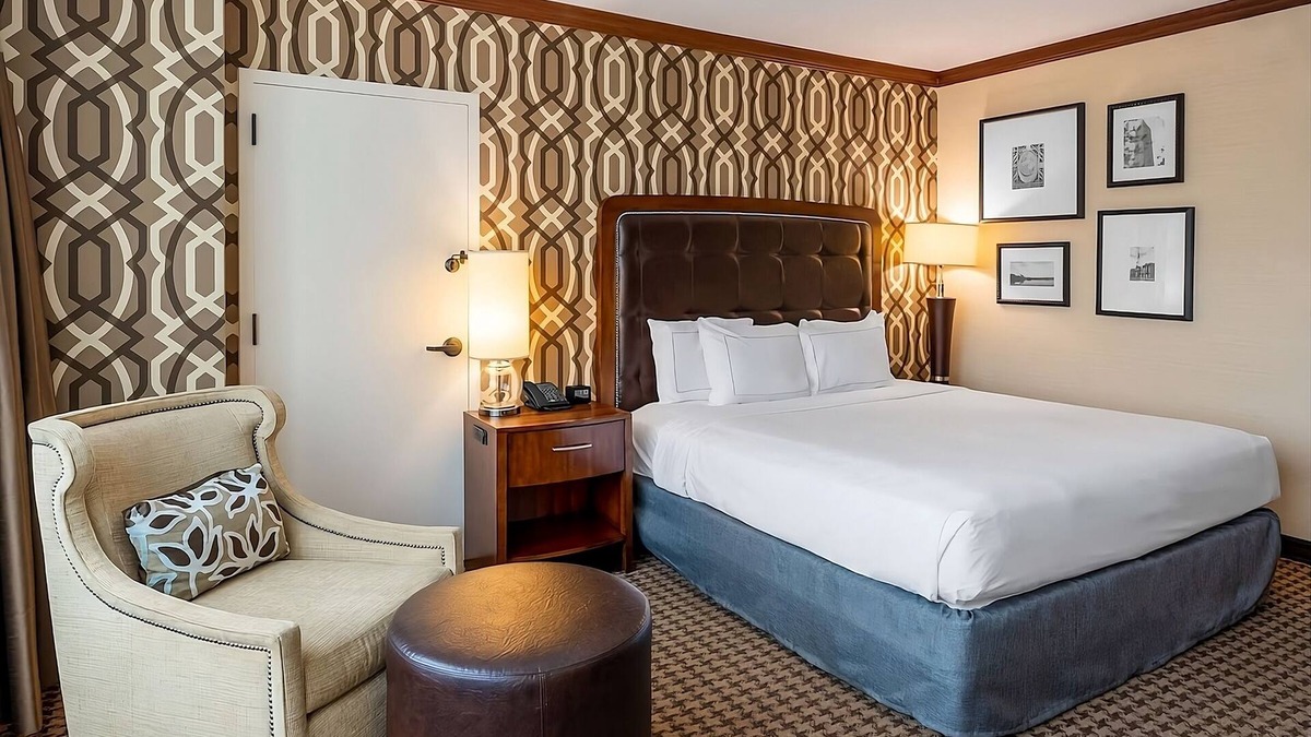 Alexandria West Hotel | Ensuring a Very Comfortable & Memorable Stay! Onsite Pool, Onsite Parking!