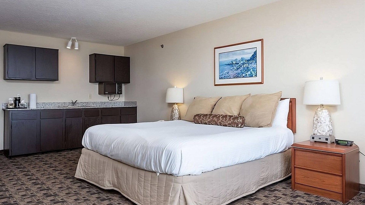 Newport Hotel | Ensuring a Very Comfortable & Memorable Stay! Pets Are Welcome, Free Parking!