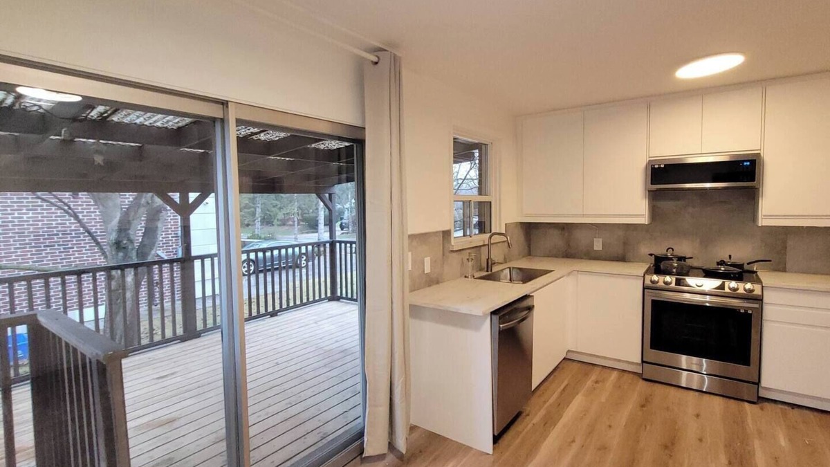 Thornhill House | Enter luxurious house.