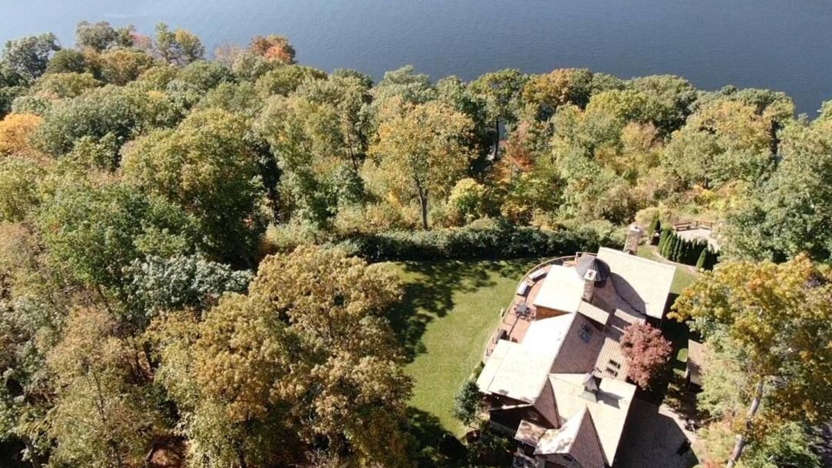 New Fairfield House | Entertainers Dream, Candlewood Lake, Hot Tub,Disco,Theatre,Music studio.more!