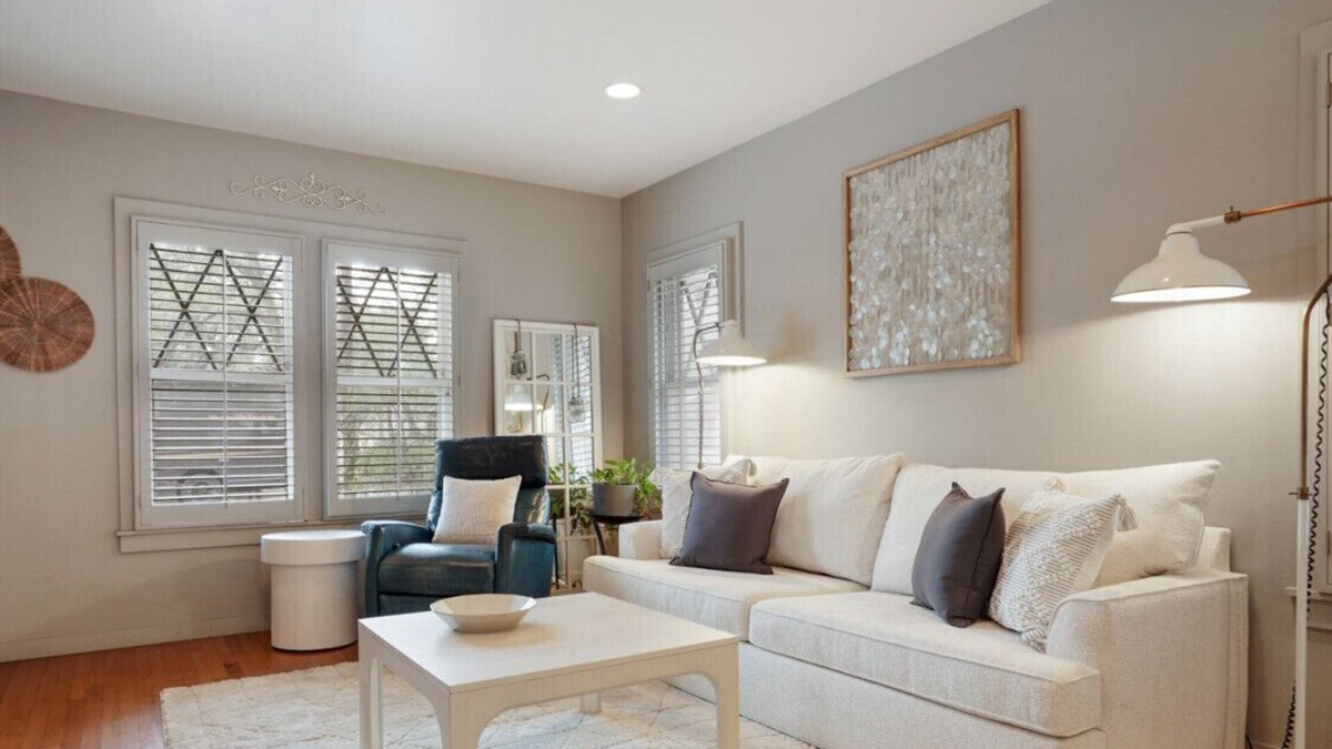 West Campus House | Entertaining Charmer w/Outdoor Games + Putt-Putt!