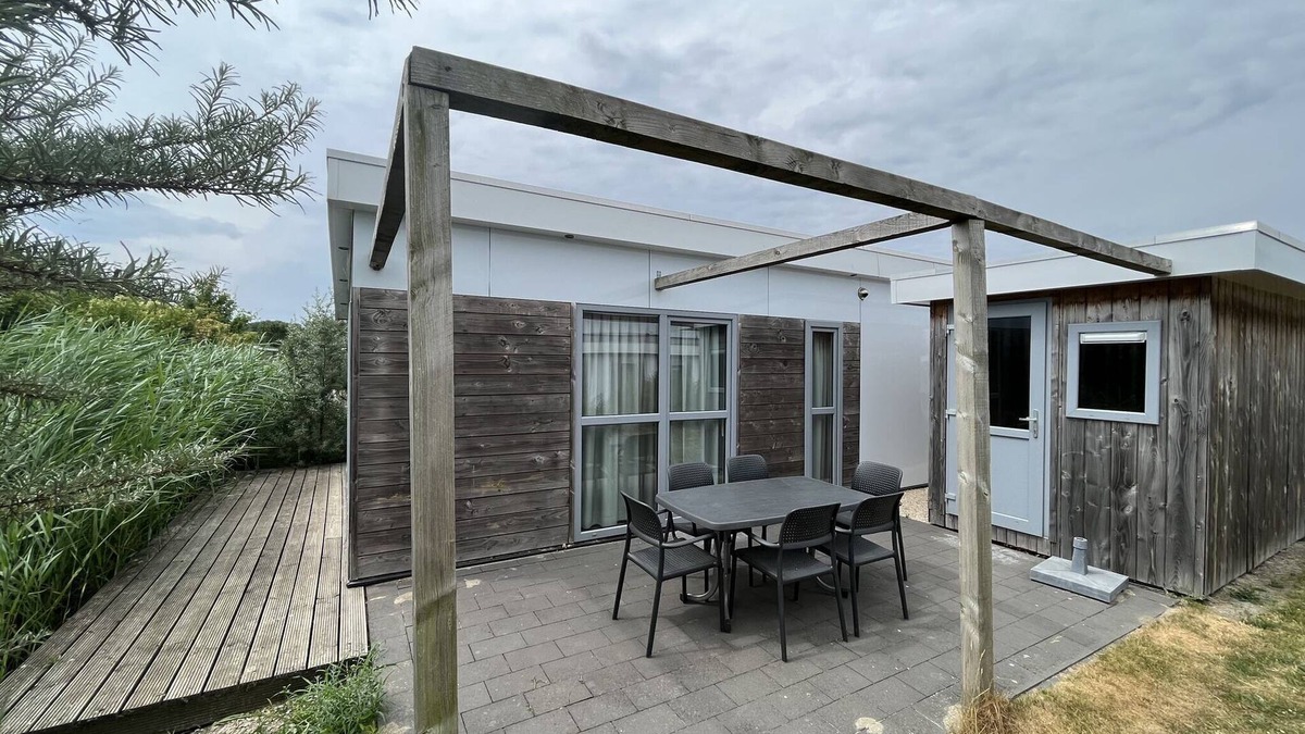 Municipality of Hellevoetsluis Ski Chalet | Enticing chalet Beachside