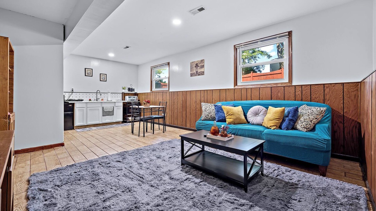 Elgin Apartment | Entire 1 bed 1 bath apt /Nurses/Contractors/Laundry/FREE Wifi/Parking