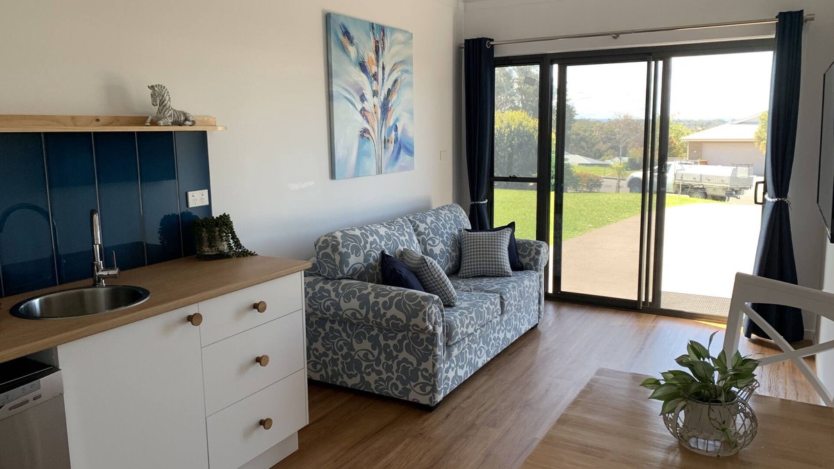 Ulladulla Apartment | Entire 1br 50sm guest suite 3mins to beach shops restaurants small dog welcome.n