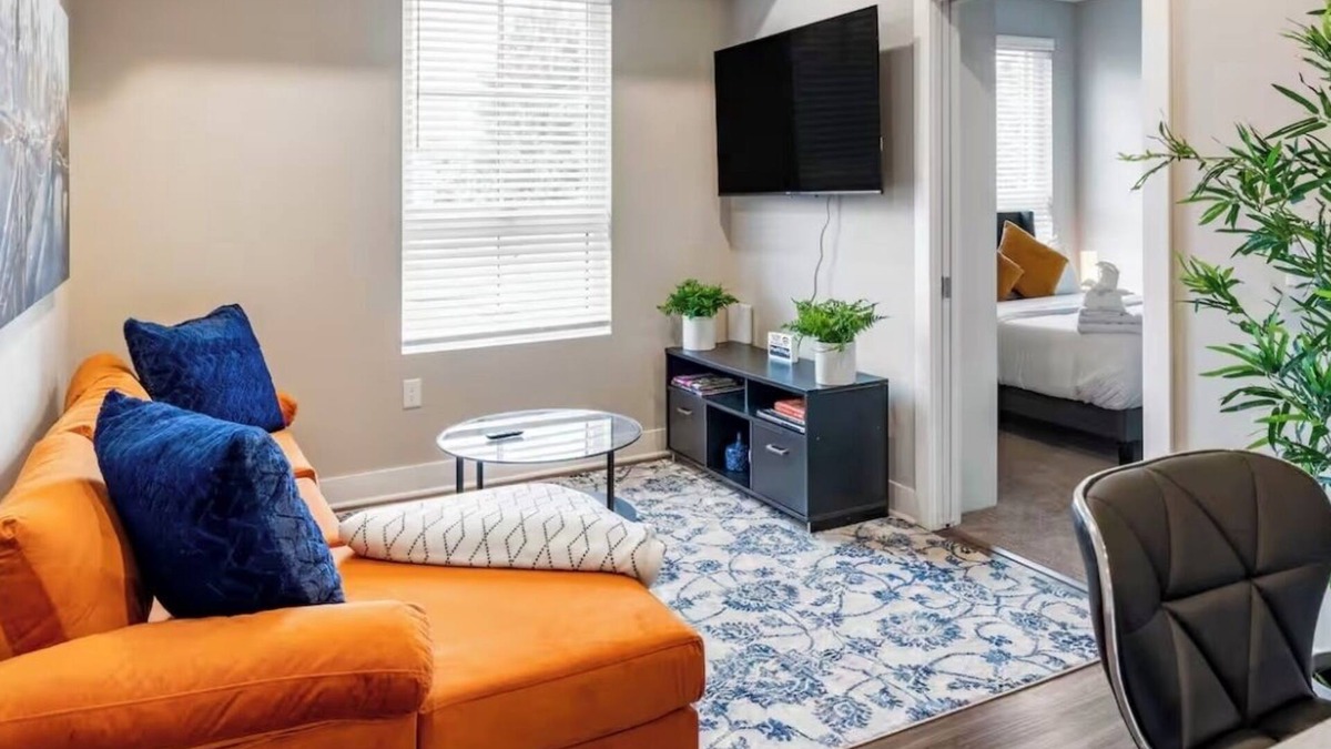 Weinland Park Apartment | Entire 2-bedroom apartment with WiFi, AC in cool Columbus