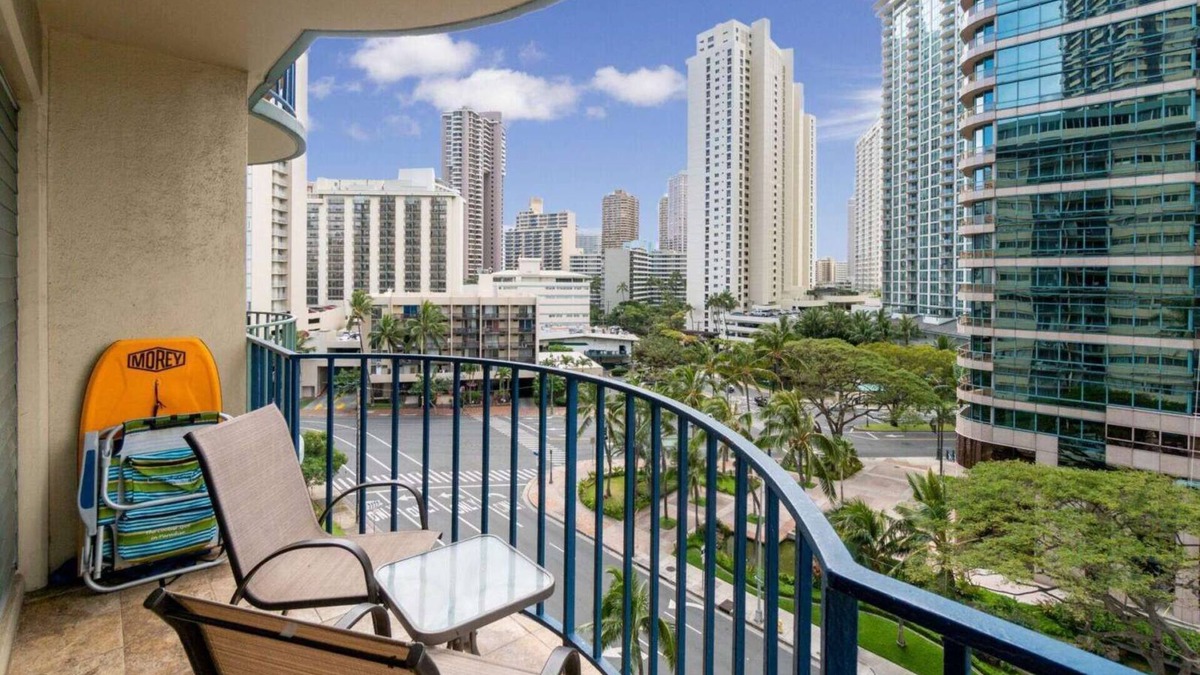 McCully - Moiliili Condo | Entire 2 Bedroom Condo, King Bed, FREE Parking, Sleeps 6, Walk to Waikiki Beach