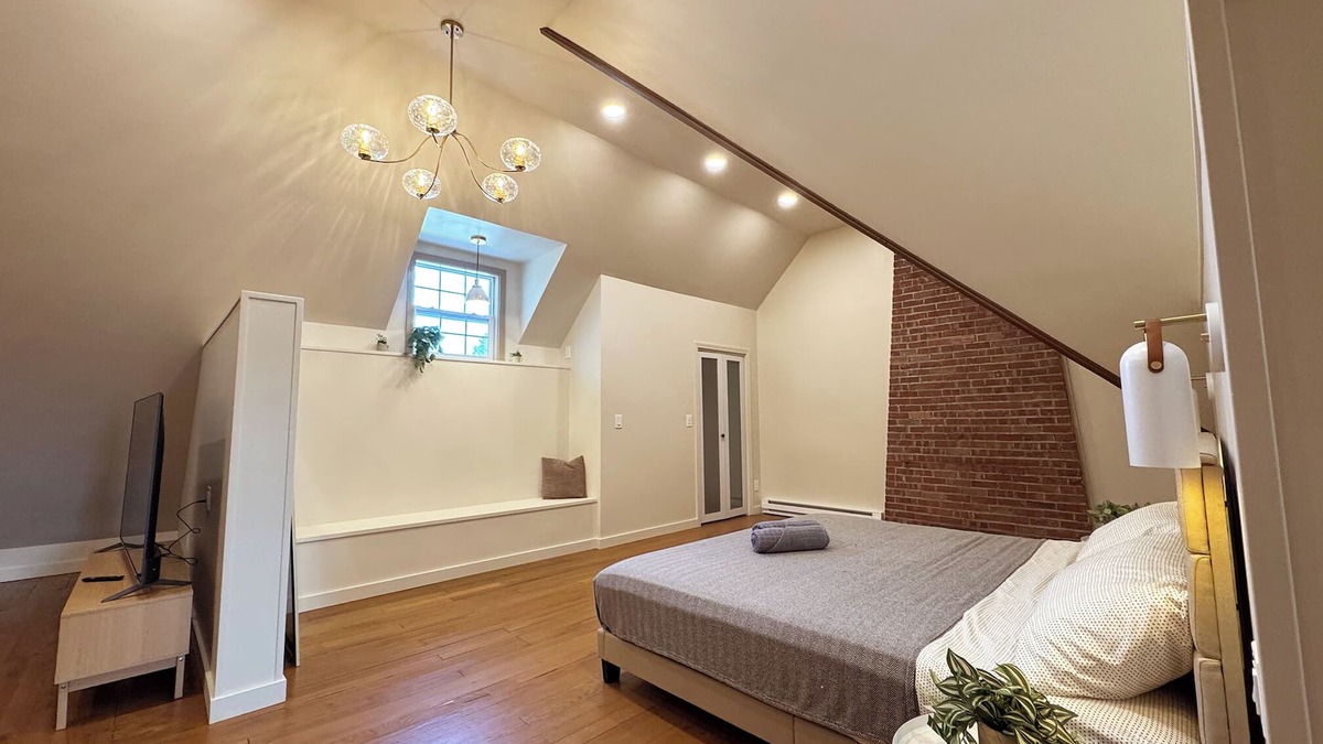 Erie House | Entire 3,000 sq ft Home + Huge Loft + GAME ROOM!