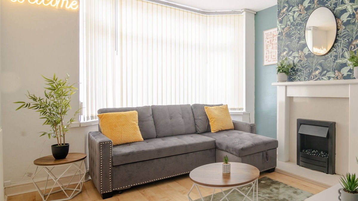 Acresford House | Entire 3 bedroom house with sofa bed free parking