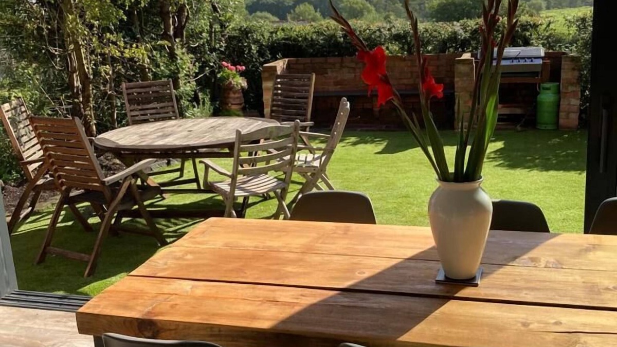 Little Bollington House | Entire 3 bedroom newly converted coach house and garden, awesome views, pub.