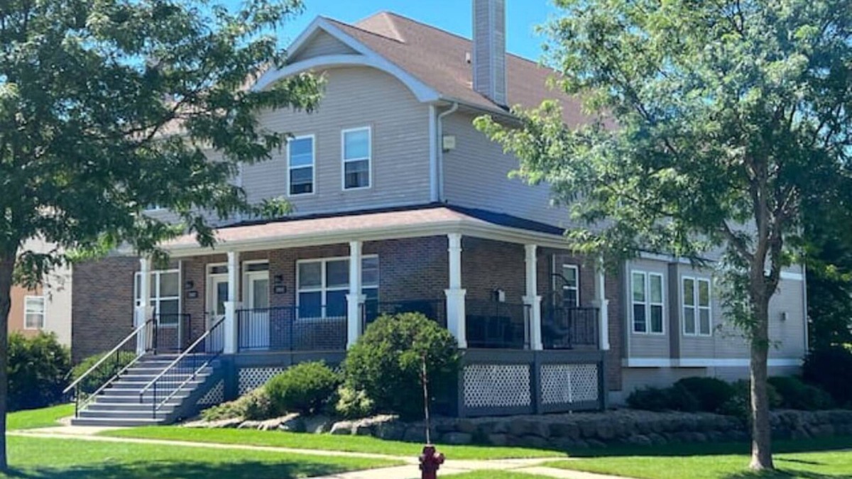 Sun Prairie House | Entire 3 Bedroom with Fireplace - sleeps 12