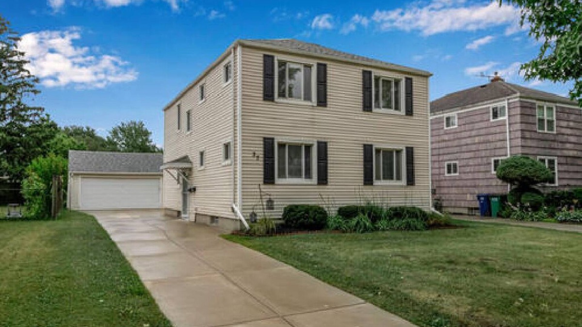 North Buffalo House | Entire 4 bedroom 2 bathroom House in North Buffalo with Free Driveway Parking