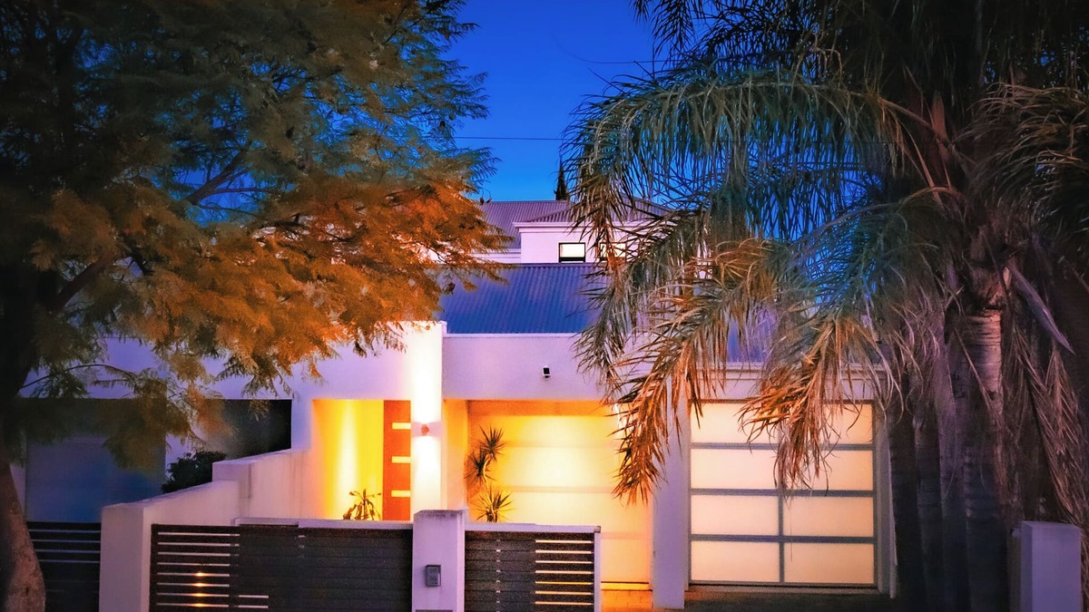Parkside House | ENTIRE 4 BR 2 Bth-UPMARKET home-PARKSIDE- Brilliant Location close to city