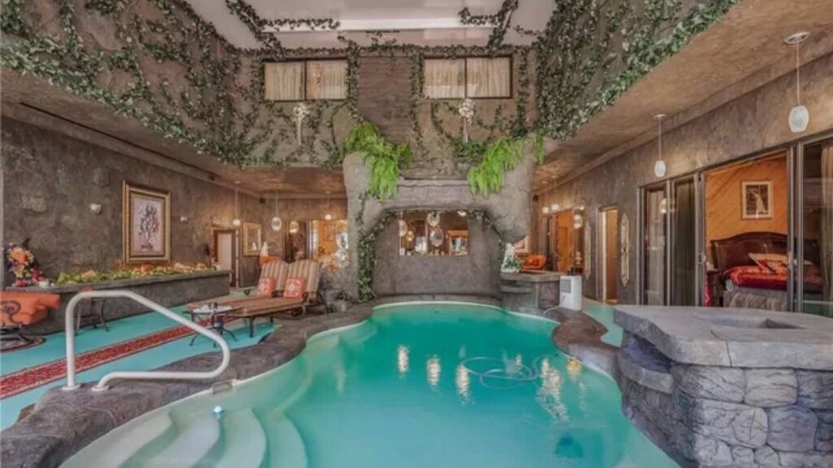Homosassa Springs House | Entire 4 Suite Botique Hotel like home w/Indoor Pool & Waterfalls