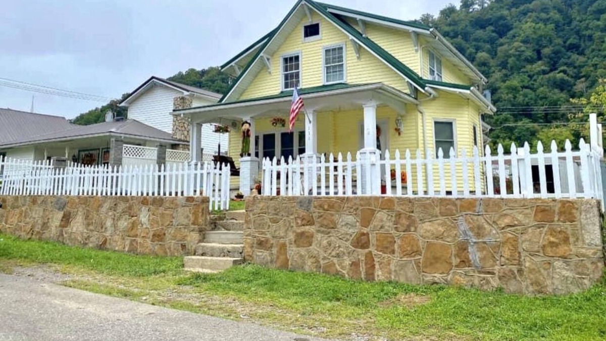 Gilbert House | Entire 4BR Home in Town of Gilbert Hatfield McCoy Trails