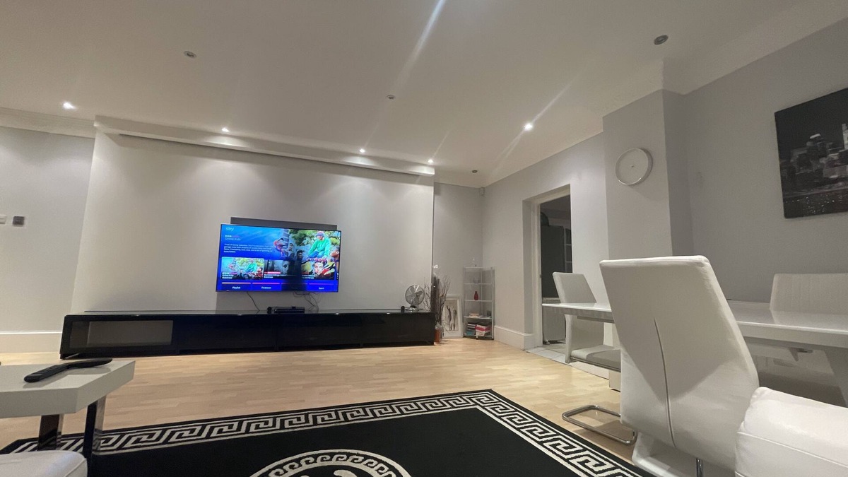 Squirrel's Heath House | Entire 6 Bedroom House in London, Free Parking