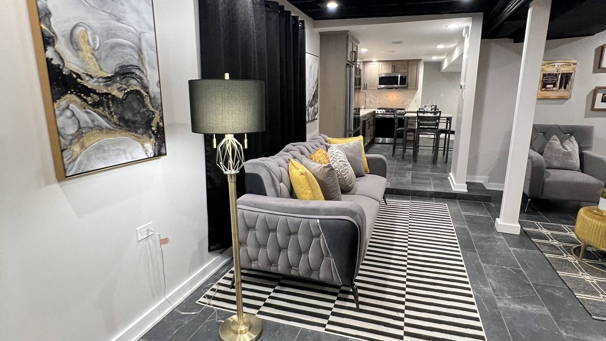 Washington Park Apartment | Entire Apartment in Chicago