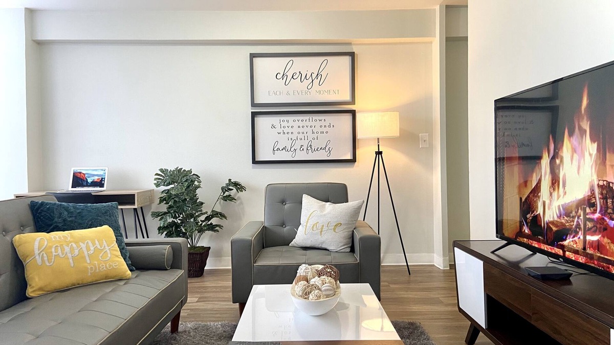 Lafayette Park House | Entire apartment with king bed /traveling professionals welcome! longterm stays