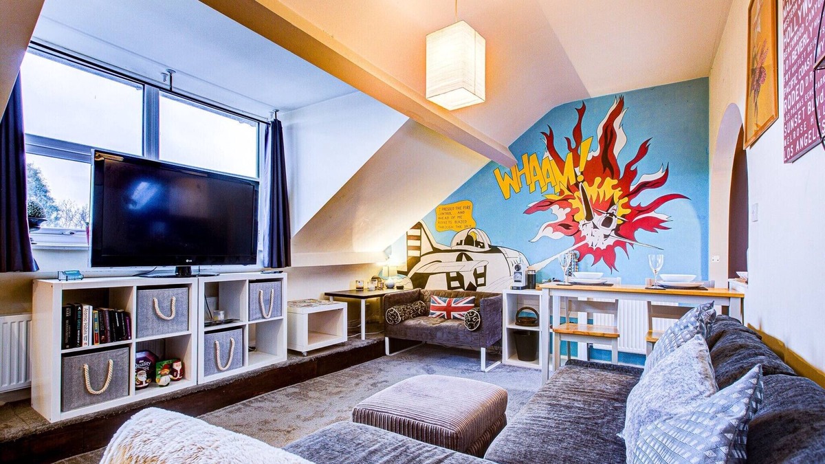 Westcliff-on-Sea Apartment | Entire Artistic Open-Apartment by trains/airport