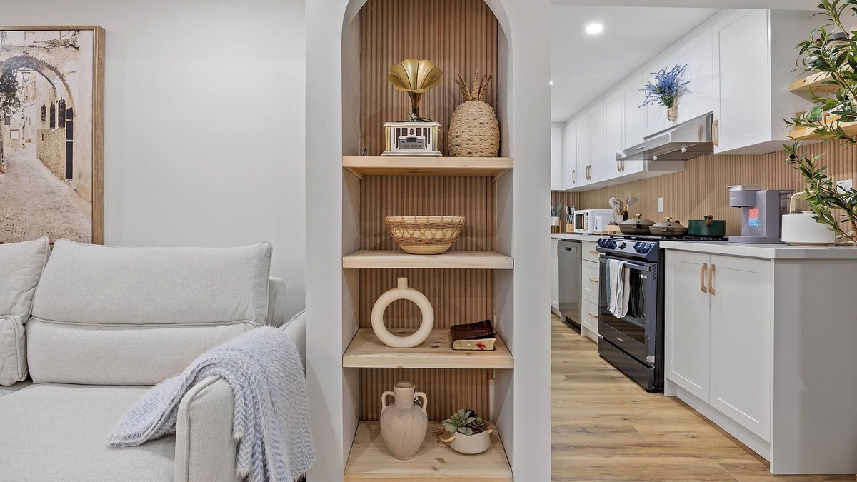 Hamilton Apartment | Entire Basement Unit, separate side entrance. 14 minutes to the beach. Hamilton