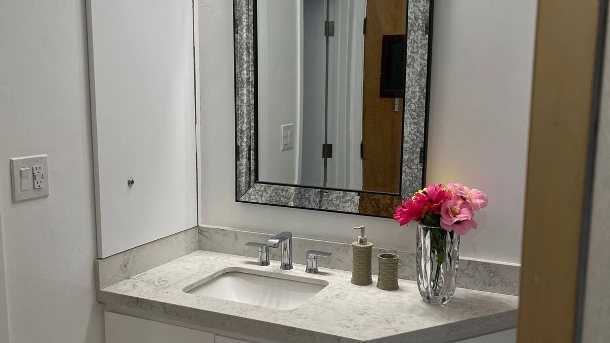 The Flats Cottage | Entire Beverly Hills Guest House