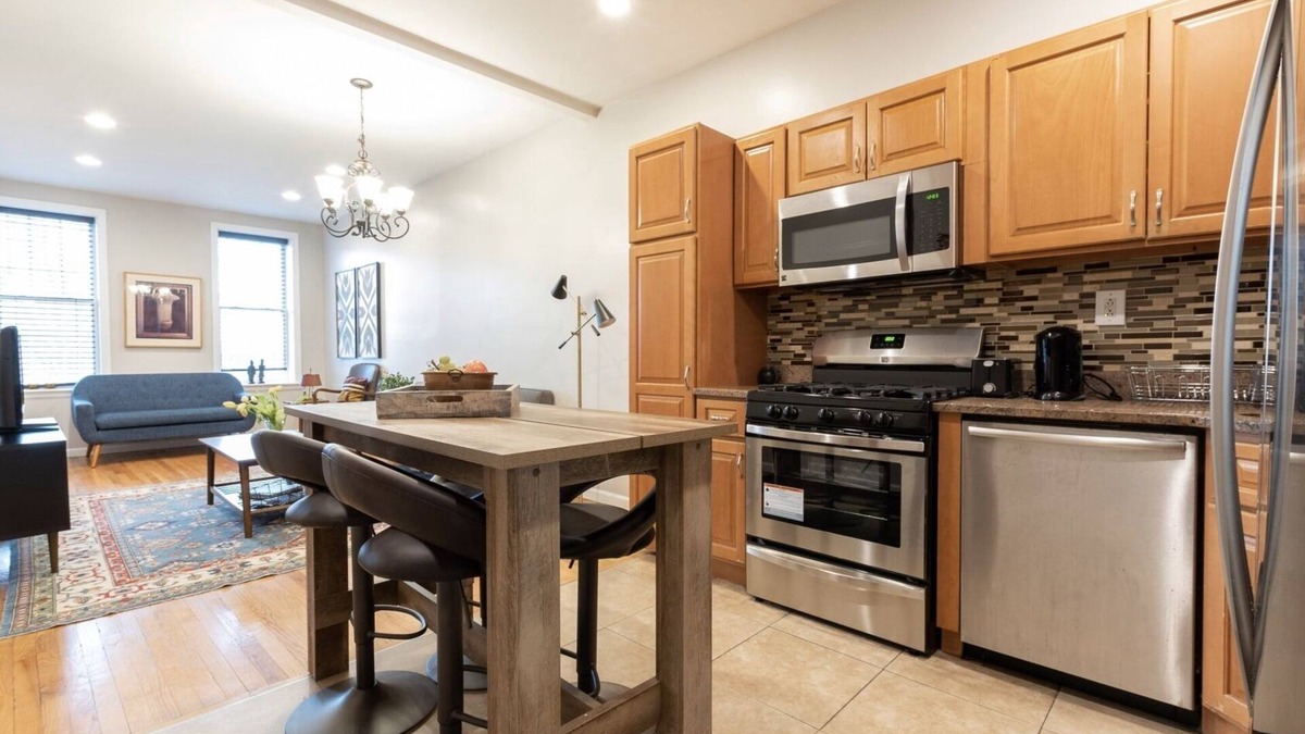 Communipaw House | Entire Brownstone Duplex 3 BR/2 Bath 15 minutes to NYC