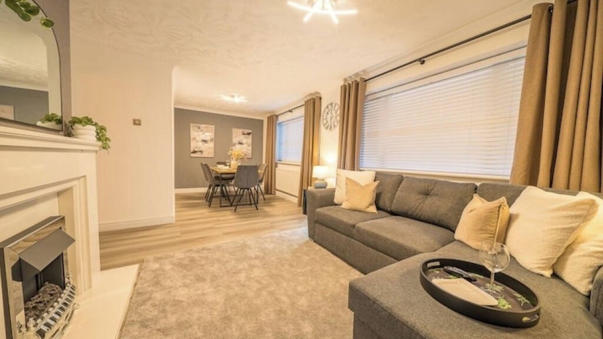 Ridgeway House | Entire Bungalow in Rawmarshnn
