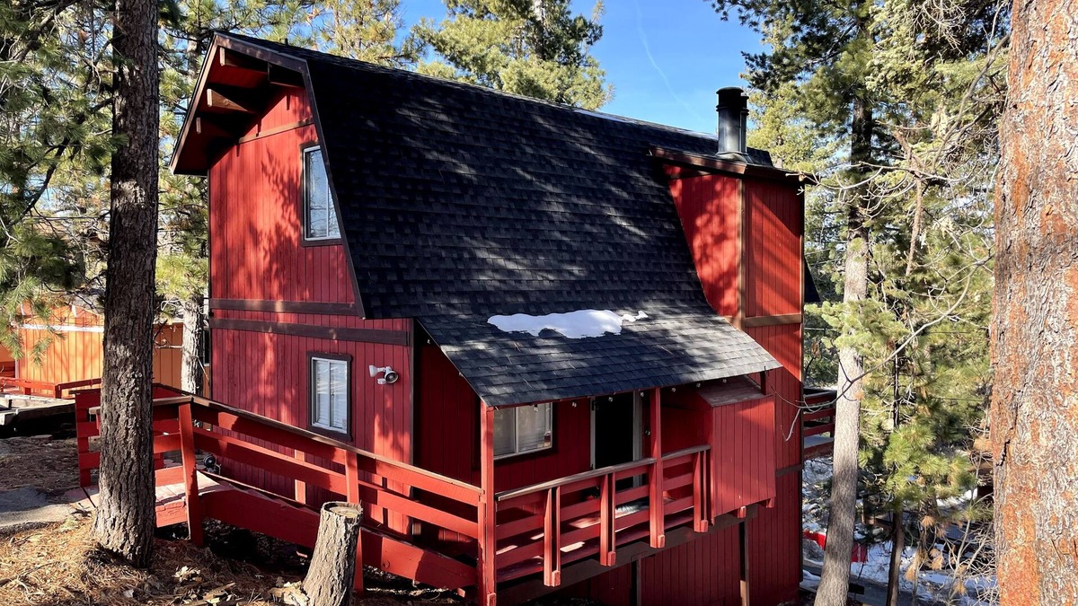 Arrowbear Lake Cabin | Entire Cabin! Cozy 2 bedroom that sleeps 6. Just minutes from Snow Valley!