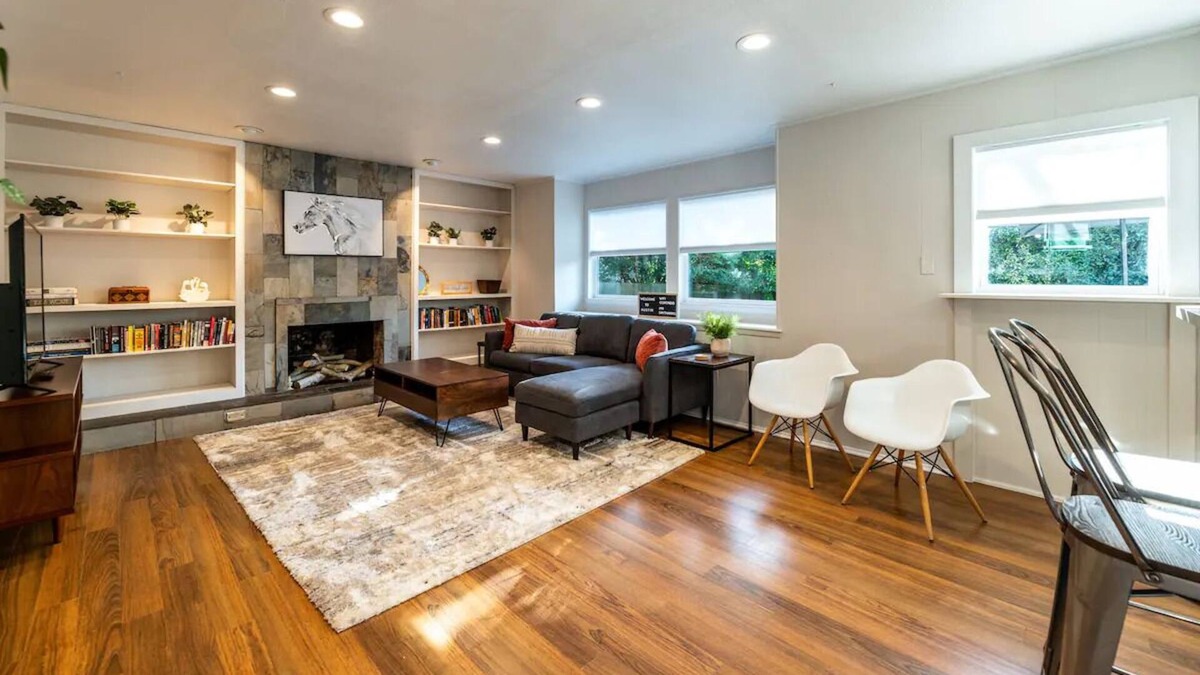 North Austin Civic Association House | Entire Central ATX Home - Sleeps 10 - W/D - NEW