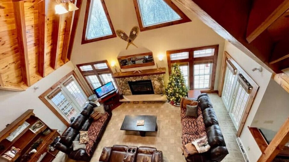 Salamanca Cottage | Entire Chalet! Hot Tub! Vaulted Timber Ceiling! ACn