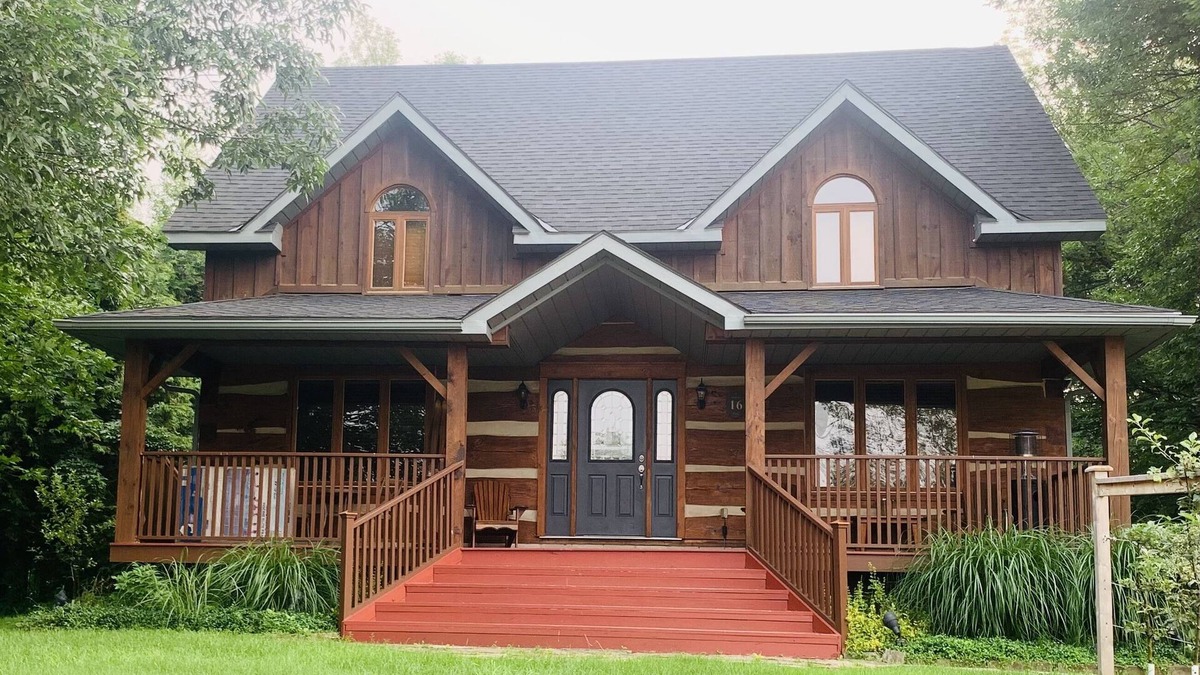 Collingwood Ski Chalet | Entire Chalet in Prime Location - close to hiking, beaches, golf, trails & more!