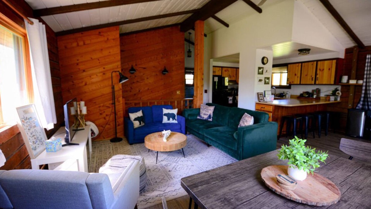 Hinckley Cabin | Entire Cloverdale Cabins.Hottub.Sleeps 13-16