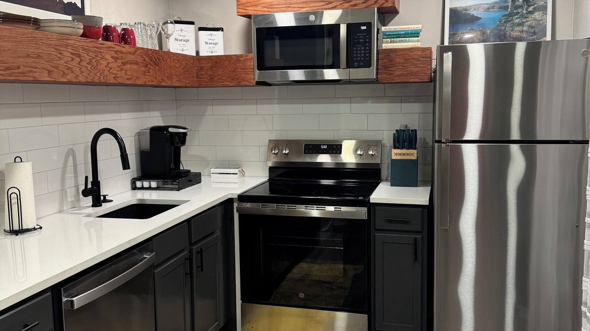 Oklahoma City Condo | Entire condo. Cozy 1BD/1BA in a gated complex in NW OKC by Kilpatrick Trnpk.