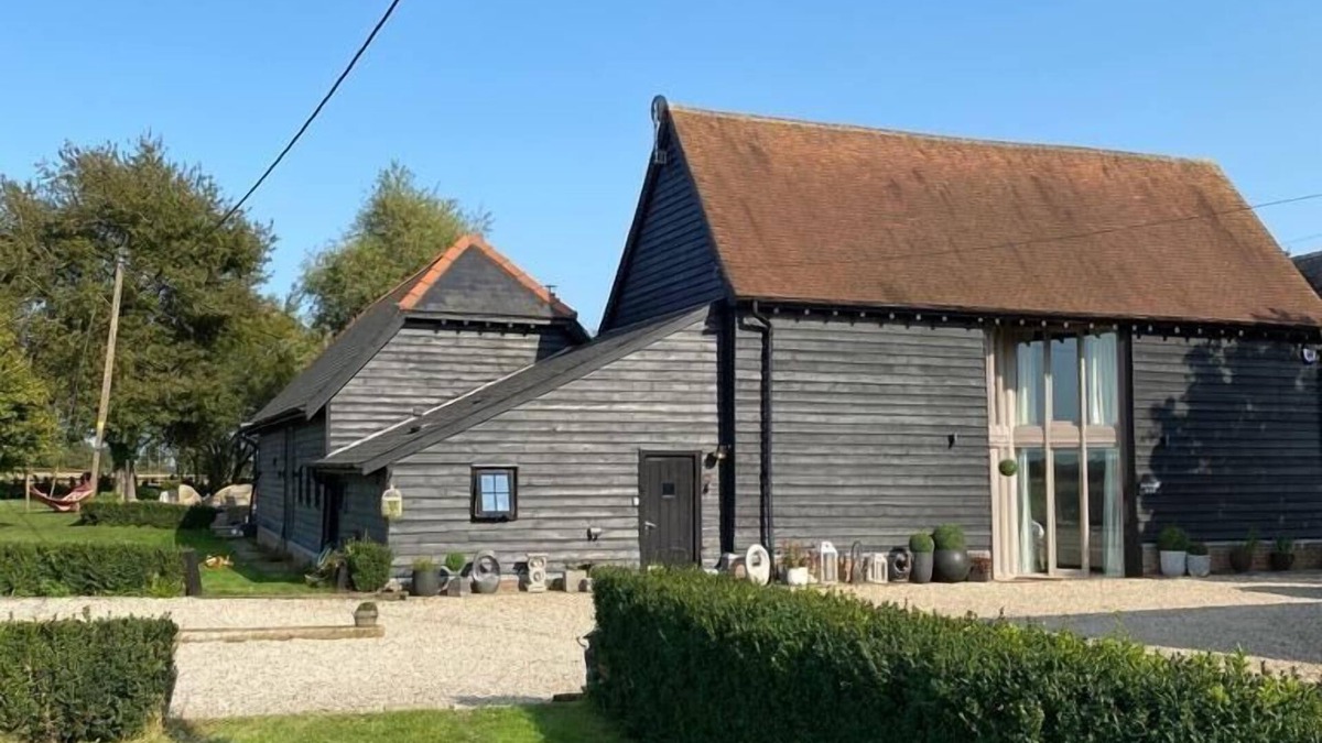 Howlett End House | Entire Contemporary Barn 5 bedrooms-rural location