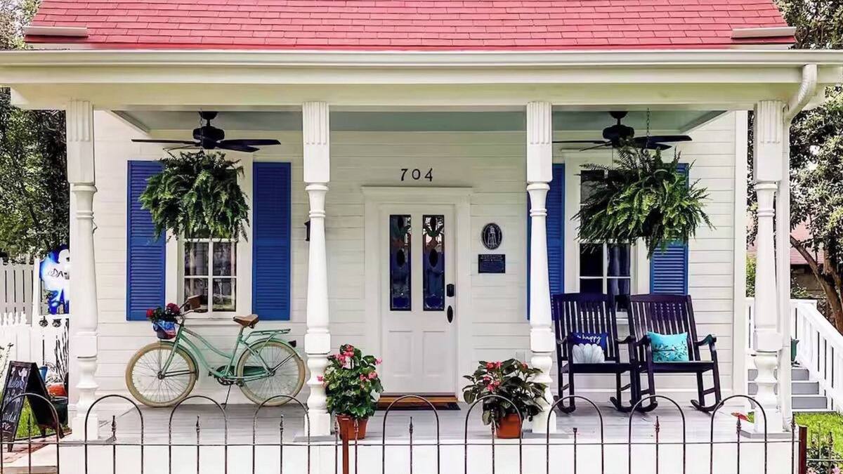 Round Rock Original Plat Cottage | Entire Cottage in Historic Downtown Round Rock